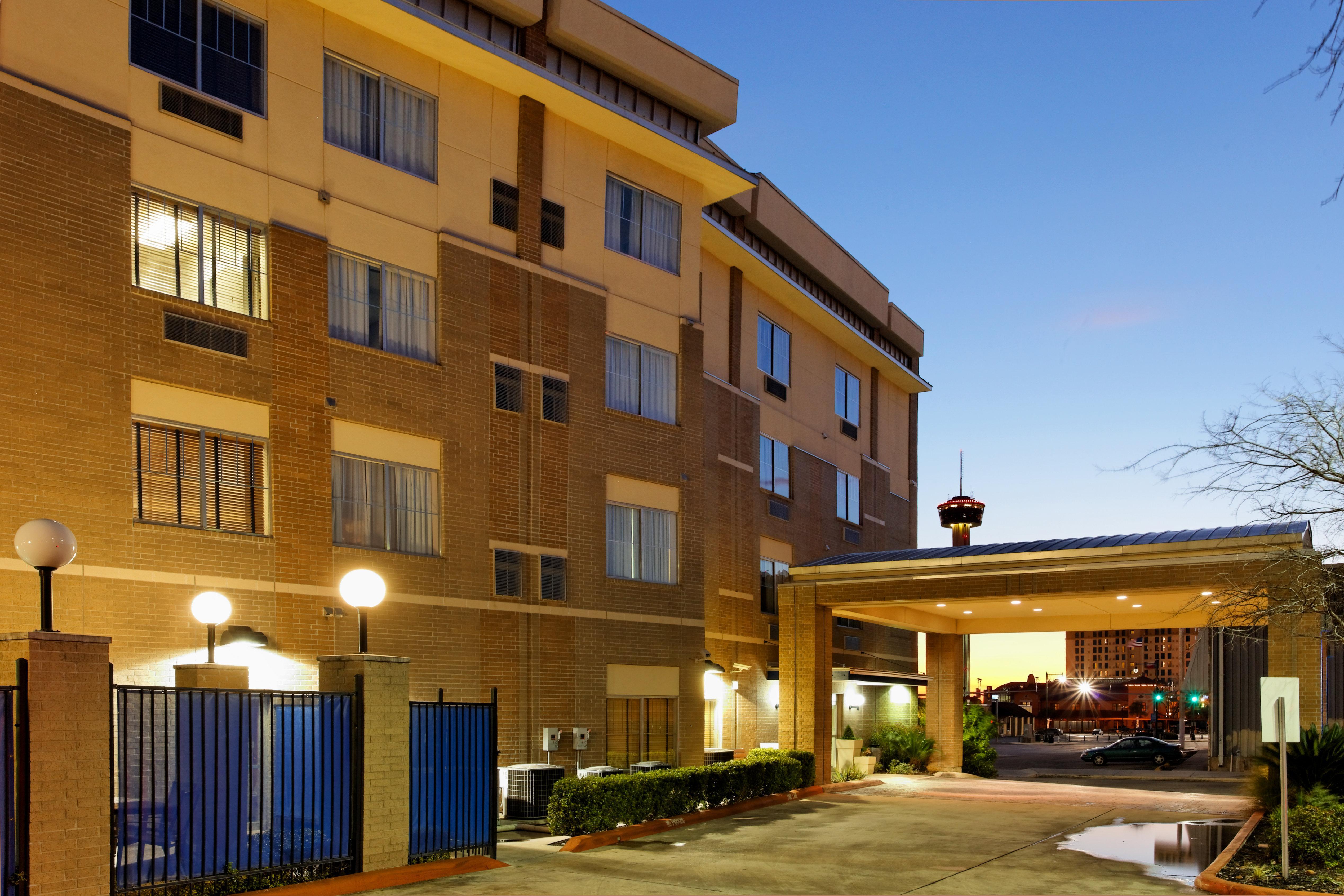 Holiday Inn Express Hotel & Suites San Antonio - Rivercenter Area By Ihg Bagian luar foto